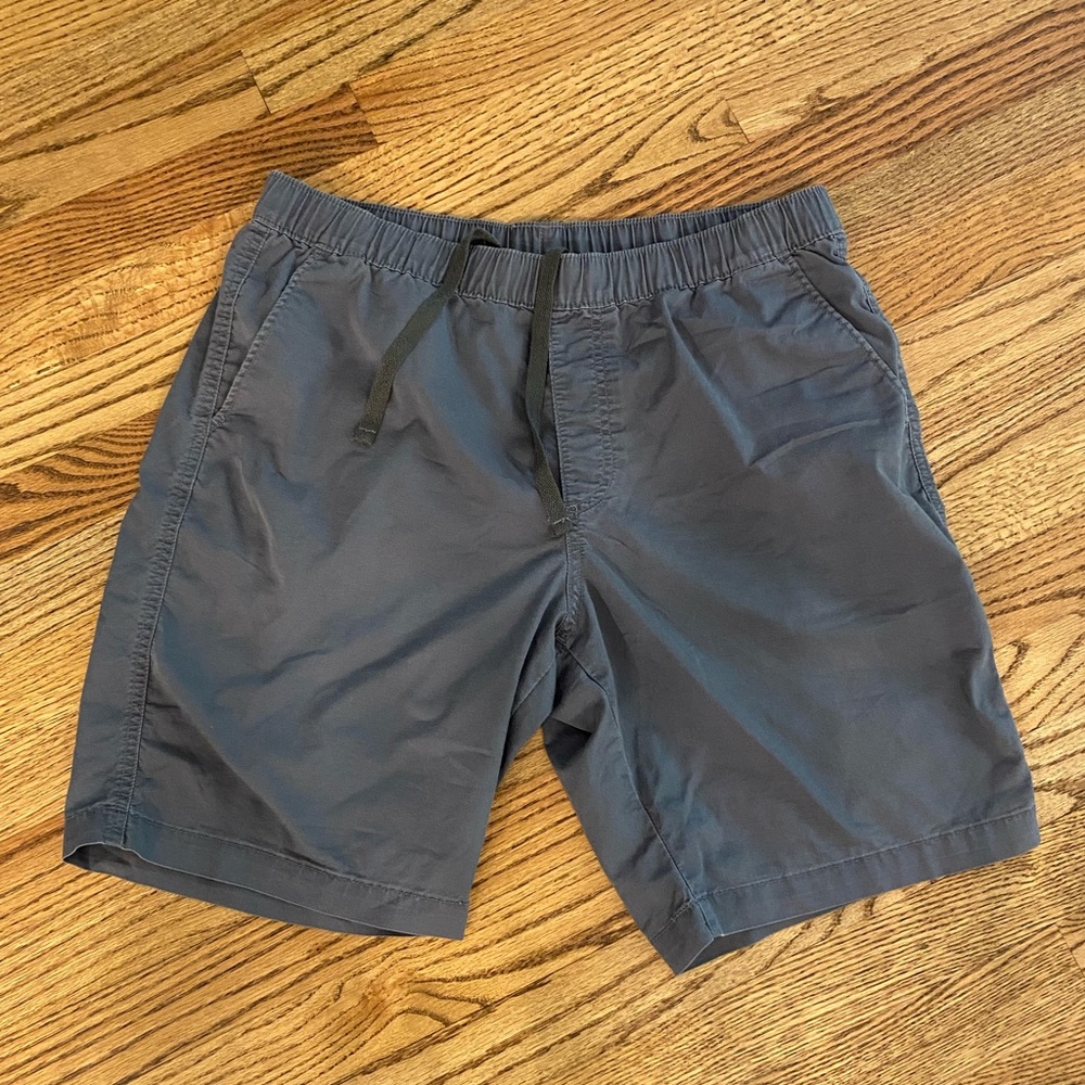Men’s Large Grey UNIQLO Jaw String Adjustable Waistband with an 8 inch inseam